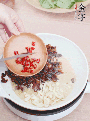 爆香蒜末、小米辣。