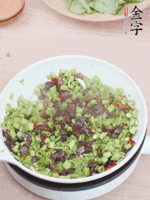 1勺生抽、1勺蠔油、1點(diǎn)點(diǎn)白糖調(diào)味。