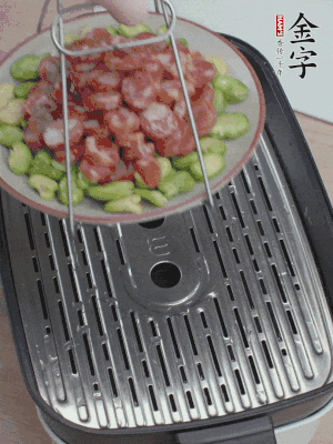 蠶豆鋪底，香腸鋪上，上鍋蒸15分鐘。