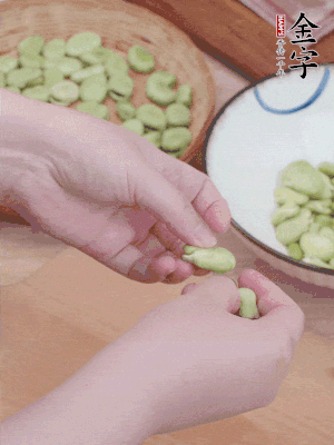 蠶豆剝殼，去掉豆衣，切碎。