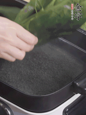 粽葉入沸水煮1分鐘，翻面再煮1分鐘，清洗干凈加水浸泡。