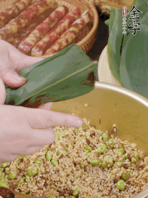 粽葉往下折，完全蓋住，兩側捏緊。