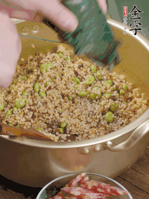 再附一張粽子，一齊向后折疊，線繩捆綁。