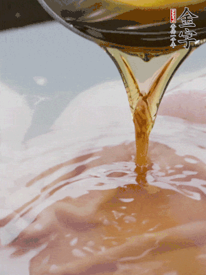 洗凈后冷水下鍋，加黃酒焯水。