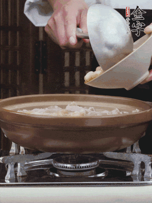 燜煮30分鐘，下花生、紅棗煮5分鐘。（花生提前預(yù)煮15分鐘）