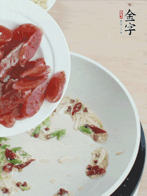 放香腸、苦瓜快速翻炒。