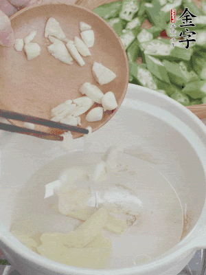 砂煲熱油，姜蒜、辣椒煸香。