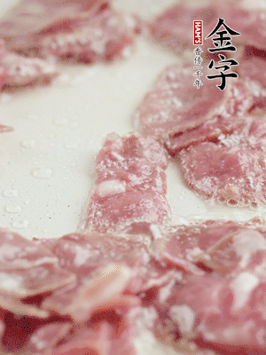 炒鍋熱油，下培根火腿煸炒。