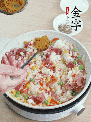 1勺咖喱粉、1/2勺鹽，少許黑胡椒碎炒均。