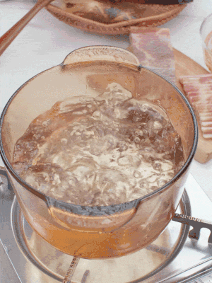 春筍切片焯水3分鐘，去除草酸澀味。