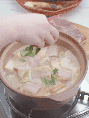 一小撮鹽、糖、雞精調(diào)味，最后撒點(diǎn)蒜葉點(diǎn)綴。