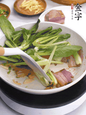 下小青菜翻炒，菜梆子變軟時(shí)，撒一點(diǎn)鹽、雞精調(diào)味。