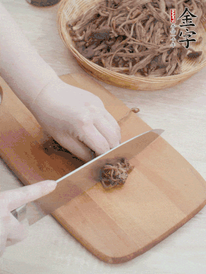 干茶樹菇浸泡過夜，去老根焯水，擠干水份。