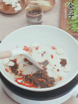 熱鍋涼油，姜蒜、辣椒、金字火腿xo醬炒香。