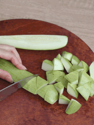 西葫蘆去籽縱向切成4份，斜切成厚片。