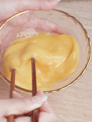 雞蛋調(diào)入少許黃酒打散。