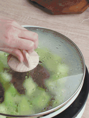 西葫蘆略出水時(shí)，加一小撮鹽調(diào)味。