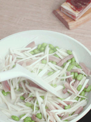 下茭白絲、青豆翻炒。