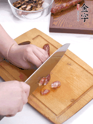 干香菇泡發(fā)切片，金字香腸切片，春筍切大粒。