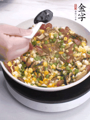 加2勺生抽、1勺蠔油、半勺老抽調味。