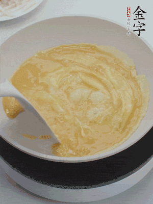 2個雞蛋炒散。