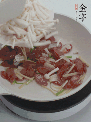 放白玉菇、青紅辣椒、雞蛋。