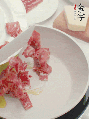 橄欖油煸香金字培根火腿。依次下豌豆、蝴蝶面、洋蔥。