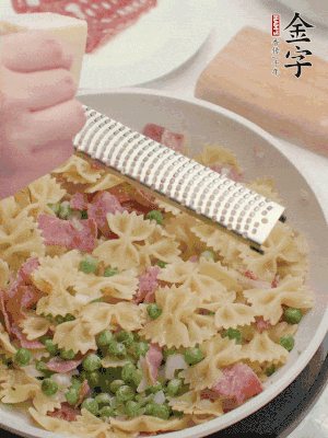 收汁后加入帕爾瑪芝士、歐芹碎和檸檬汁。