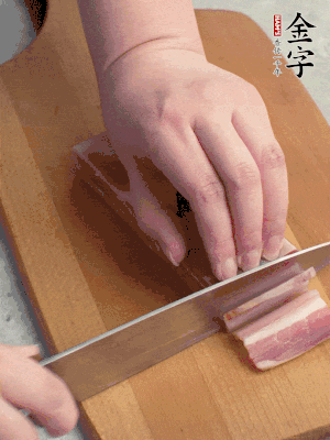 百合切去頭尾，分開洗凈;咸肉切薄片。