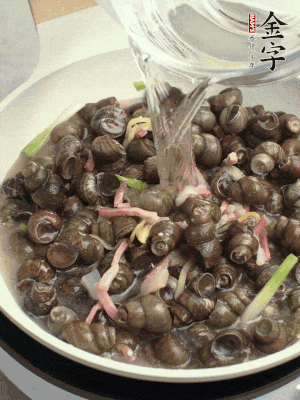 倒處理干凈的螺螄翻炒，加3勺料酒。加清水蓋過螺螄，中火蓋蓋煮5分鐘。