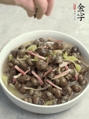 出鍋，撒點(diǎn)蔥花。