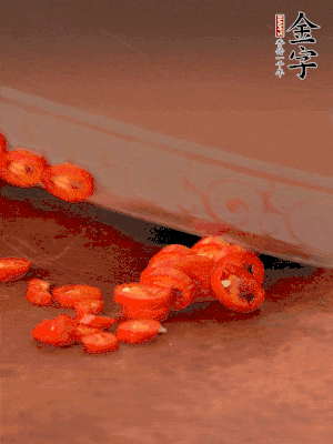 小米辣切圈，大蒜切片。