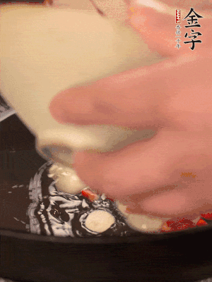 豬油潤鍋，下辣椒、大蒜、火腿片煸香。