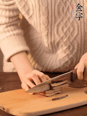 金字淡咸肉、香干分別切丁。