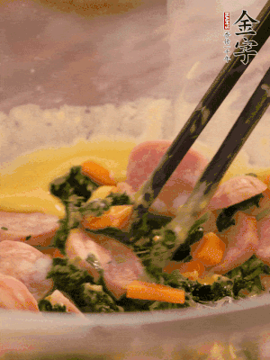 雞蛋、面粉、玉米油攪拌到無(wú)顆粒狀態(tài)。再加入菠菜、胡蘿卜、烤腸。少許鹽調(diào)味。