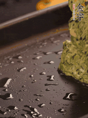 熱鍋擦一下油，下面糊攤平。