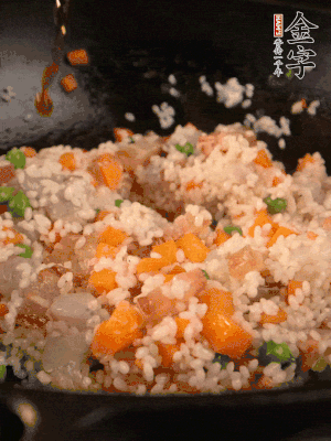 加入糯米翻炒均勻。最后加入蝦仁，用1勺料酒、1勺生抽、1/2勺鹽調(diào)味。