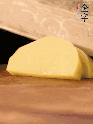 土豆去皮切丁。水開后，放入鍋中煮2-3分鐘，撈出瀝干水分。