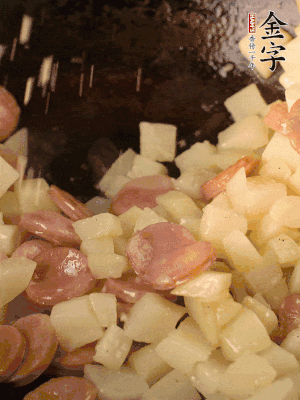 再放烤腸片煎熟。撒點(diǎn)鹽、孜然粉、辣椒面。