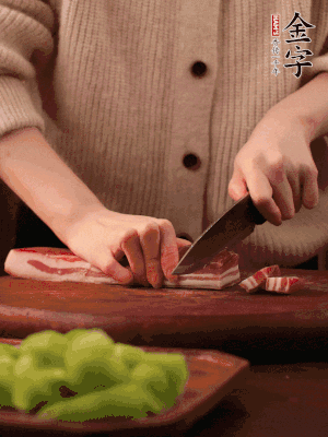 金字淡咸肉切片，冷水入鍋，加姜片、料酒略焯水。同步，五花肉切塊焯水。