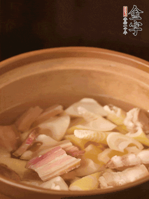 春筍、咸肉、咸肉一起入砂鍋，加姜片、料酒、清水大火煮沸到湯色變白。轉(zhuǎn)小火慢篤半小時。