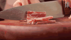 200g金字淡咸肉、100g冬筍、100g香干分別切細丁。