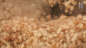 鍋中熱油，依次下食材翻炒，加2勺料酒、少許胡椒粉調味，撒蔥花攪拌均勻。