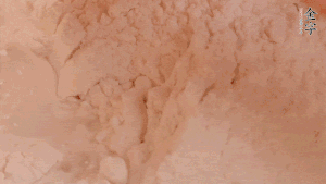 糯米粉中加入溫水，反復揉成團。