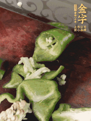 辣椒洗凈斜切成段，蒜切片。