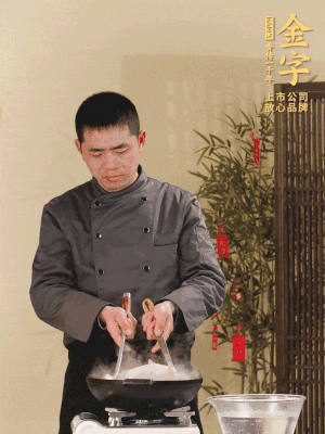 整只土雞冷水下鍋，加蔥姜、料酒焯水，撈出后用溫水清洗干凈。