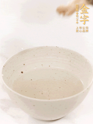 羊肚菌流水洗凈2遍后，溫水泡發(fā)15-20分鐘。