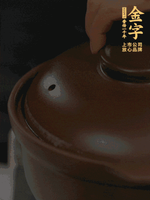 雞、火腿、姜片一起放入砂鍋中，大火轉(zhuǎn)小火燉2小時(shí)。