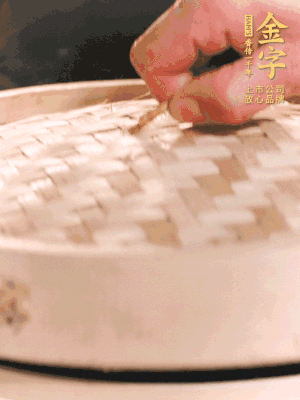 醬鴨半只加姜片、蔥、黃酒上鍋蒸20分鐘。