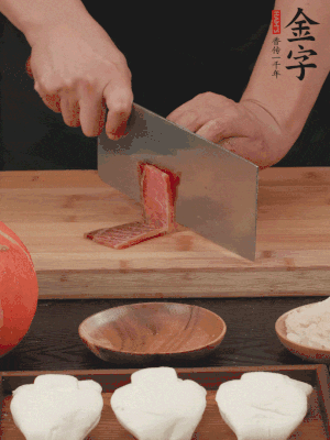 金字火腿上方切薄片。